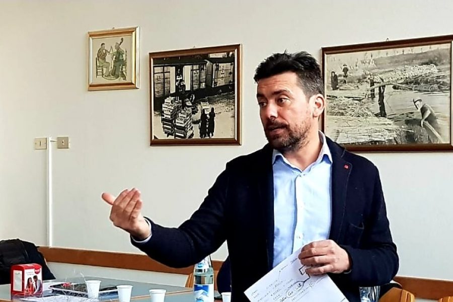 Vaccinazione, scoppia la lite sugli over 50