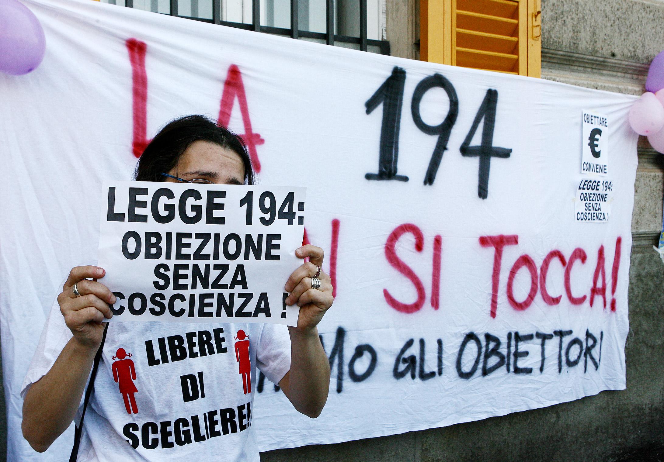 Il “diritto di non abortire”: una sfacciata e disonesta operazione retorica